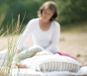 Susanne berührt eine Frau, im Sand, sanft