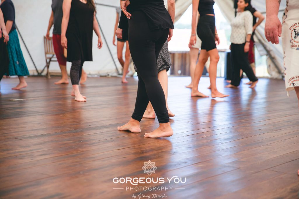 mehrere Füße auf Holzboden und in Barfuß